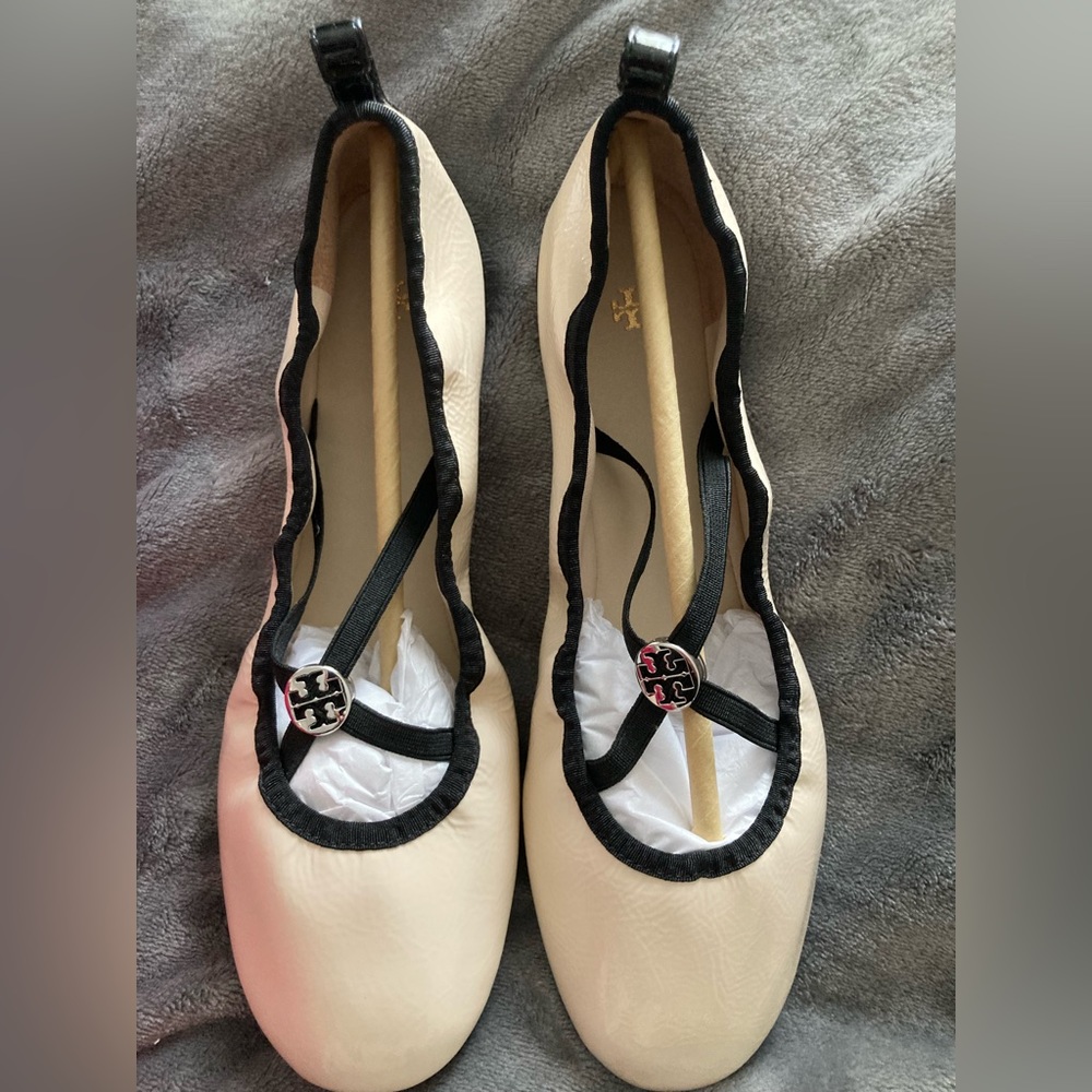 Tory Burch soft scrunch patent ballet. NWT